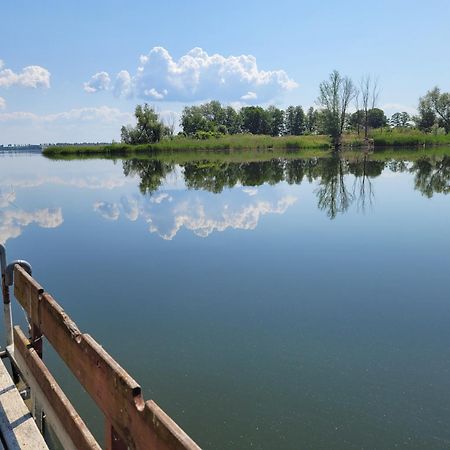 Domek Nad Jeziorem Przy Lini Brzegowej Gorowychy, Pomorze Villa Exterior foto